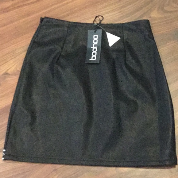 NWT Black faux leather floral mini skirt  with emroidery, size 2 - Picture 2 of 5